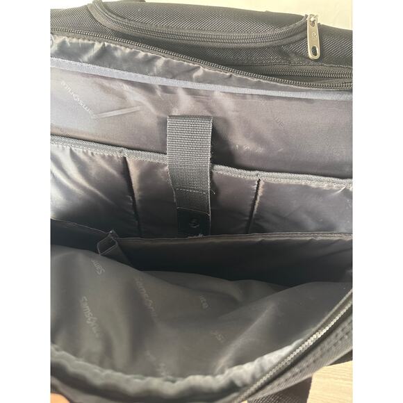 Samsonite Heritage Wheeled Business Carrying Carry-On Bag
Case for 17" Laptop - Picture 8 of 9